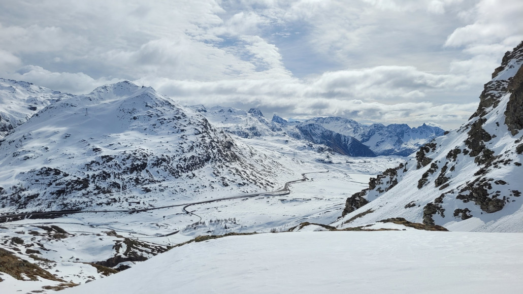 Blick zum Berninapass, der Lago Bianco macht seinem Namen noch alle Ehre