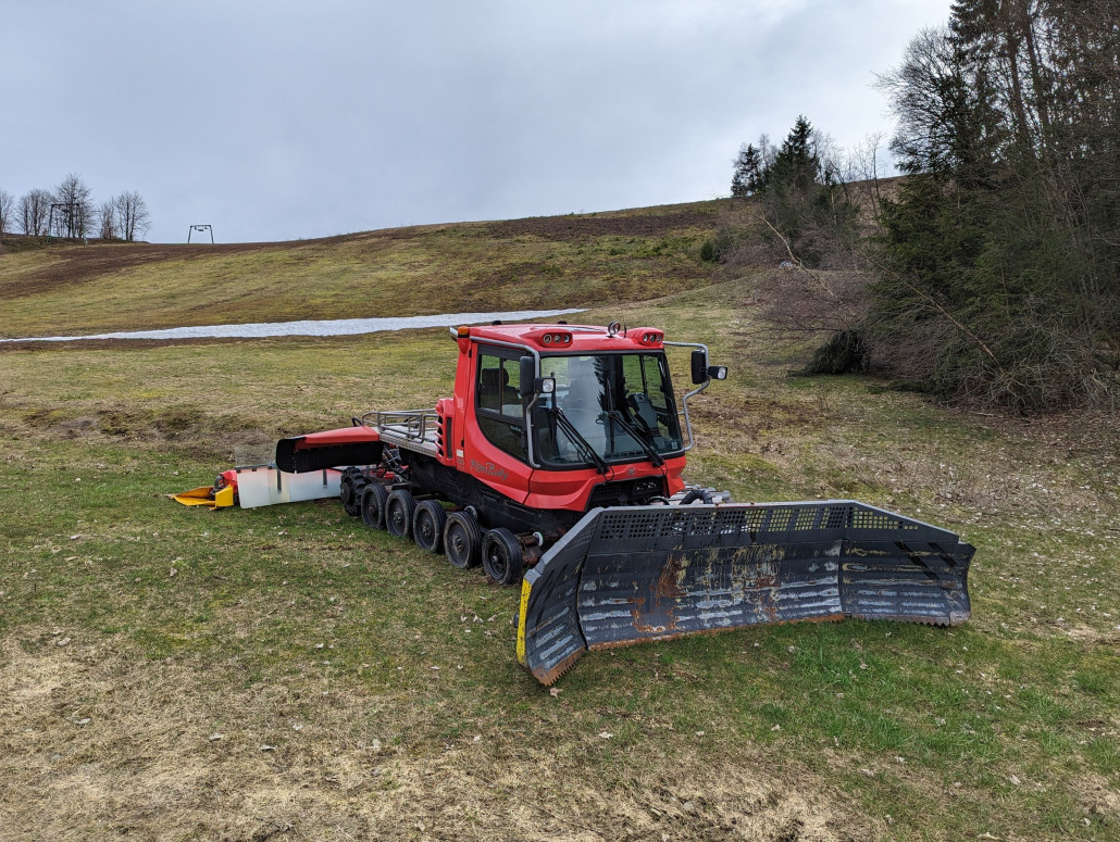 Daa Pistenbully-Wrack lag immer noch herum. Bj. 2005 übrigens.