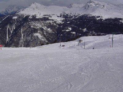 Piste Crêt-du-Midi. Rechts der SCHL &amp;quot;Les Chardons&amp;quot;.