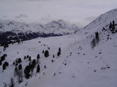 Blick ins Skigebiet: In der Mitte die braune Talabfahrt. Links der SCHL &amp;quot;Crêt du Midi&amp;quot;.