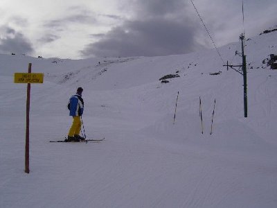 SCHL &amp;quot;Cabanon&amp;quot;. Das hier ist die &amp;quot;provisorische Bergstation&amp;quot;. Wegen zu wenig Schnee auf dem oberen Teil der Piste des Liftes (links zu sehen) endete der Lift bereits hier.