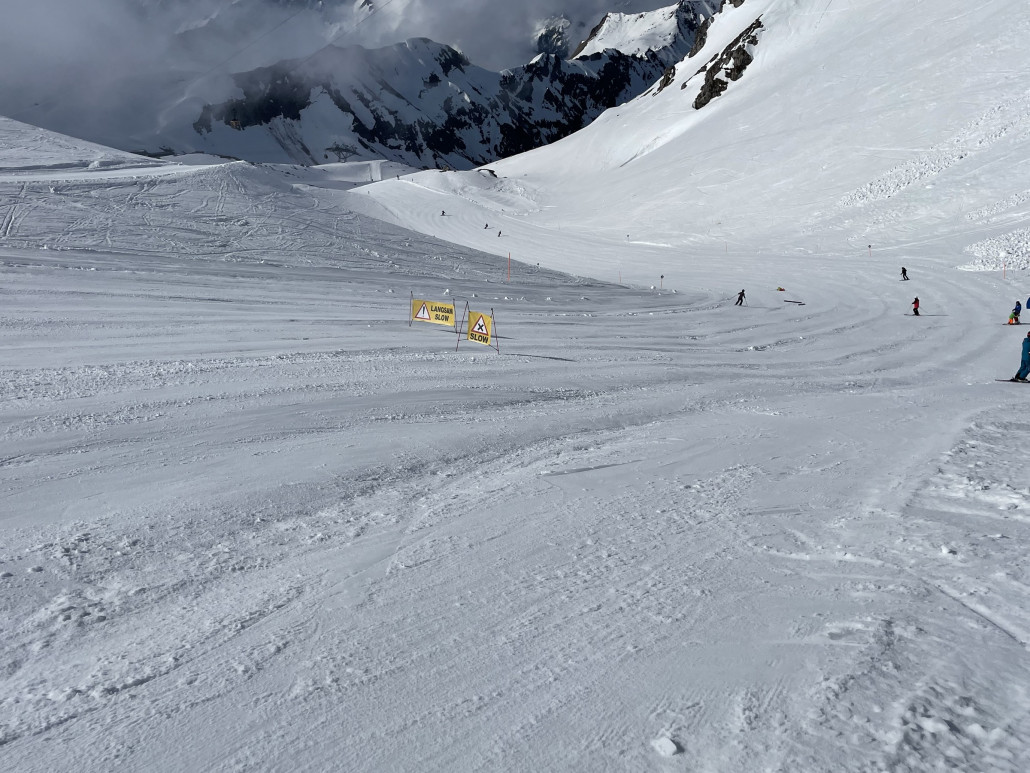 Pisten hart durchgefroren, griffig. aber Achtung.