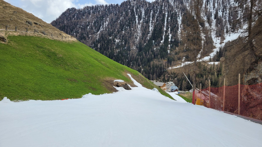 Piste 60 unten dann neben grünem Gras