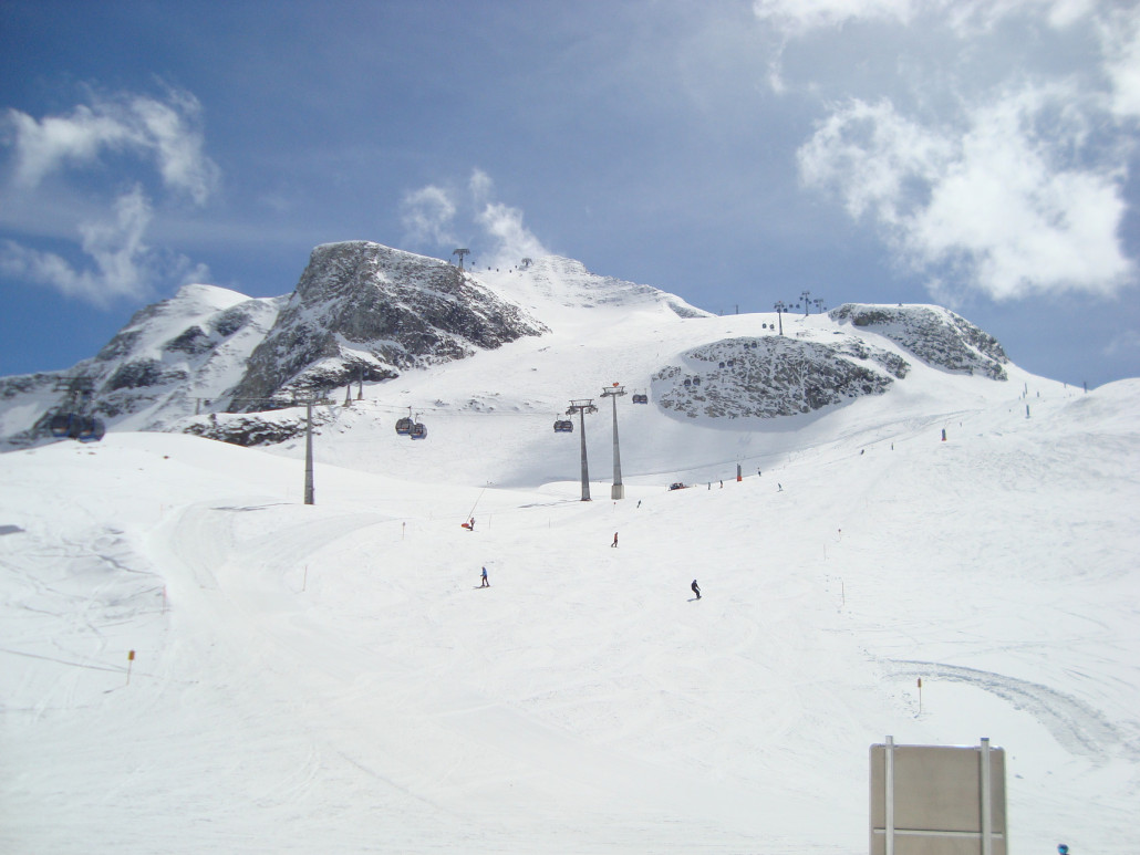 Abfahrt Tuxer Ferner Haus mit den Gondeln
