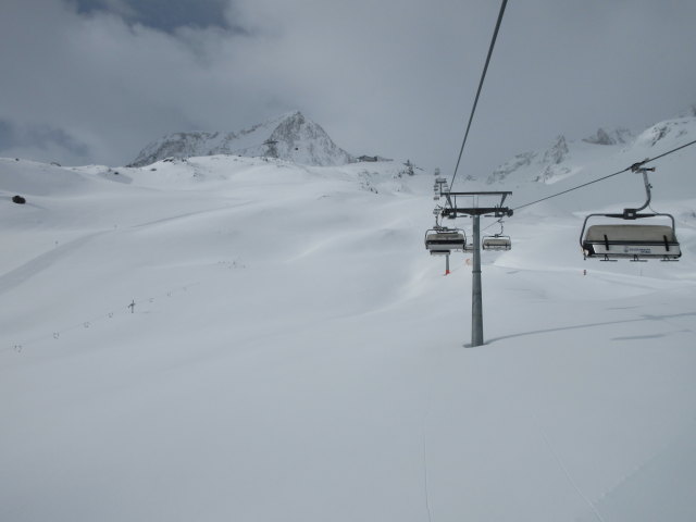 6-CLD-B Eisjoch, links im Hintergrund die Bergstation der 32-BGD Eisgrat II (2.900 m)