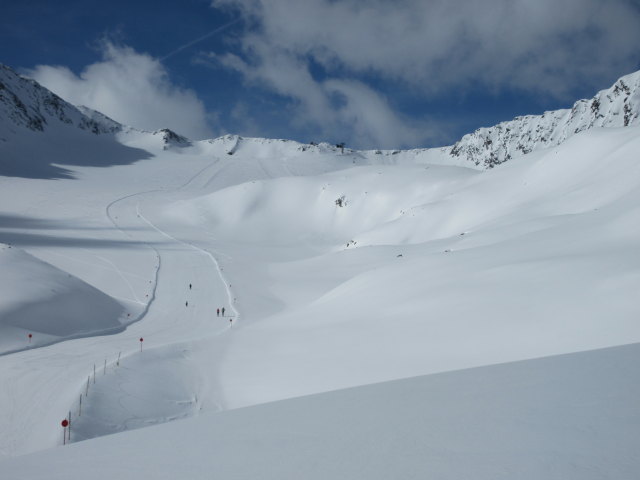 Pfaffenschneidabfahrt, im Hintergrund die Bergstation des 6-CLD-B Fernau (3.063 m)