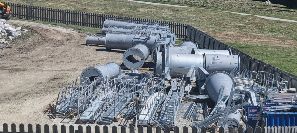 Stützenvormontage auf Runca in der Erddeponie