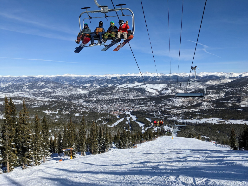 Auf der geilen Crystal Piste am Falcon Super Chair. Leider schon etwas zerfahren, mit den Allmountain Skies aber dennoch sehr gut fahrbar und die Leute verteilen sich sowieso sehr gut auf den vielen verschiedenen Pisten pro Lift
