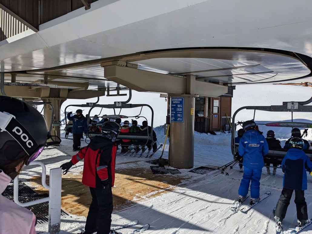 Zweifach-Einstieg. Alle Sessel voll. Mehr dazu dann in einem späteren Beitrag