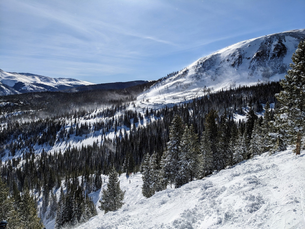 Am Peak 10, man sieht die Schneefahnen oben. Es blieb den ganzen Tag hindurch sehr windig.