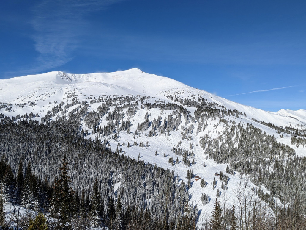 Peak 8 mit dem noch geschlossenen Imperial-Sessel. In der Bildmitte sieht man die Menschentraube mit den wartenden Personen
