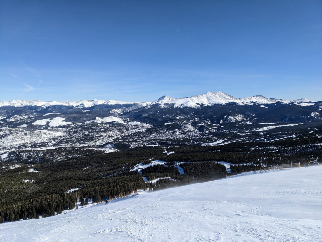 Blick von Peak 6 ins Gebiet und zur Continental Divide. Auf diesem und dem nächsten Foto befinden wir uns auf den erwähnten Elysium Fields. Was für grossartigen, teilweise windgepressten Pulverschnee wir hier vorgefunden haben: wow!