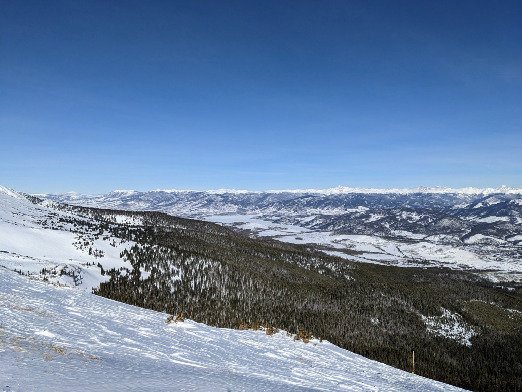 Tiefblick zum Dillon Reservoir. Im Sommer ein extrem beliebter Wassersport-Spot. Wie Locals berichteten sei im Sommer noch viiiel mehr los als im Winter. Für uns in diesem Moment gerade schwer vorstellbar.