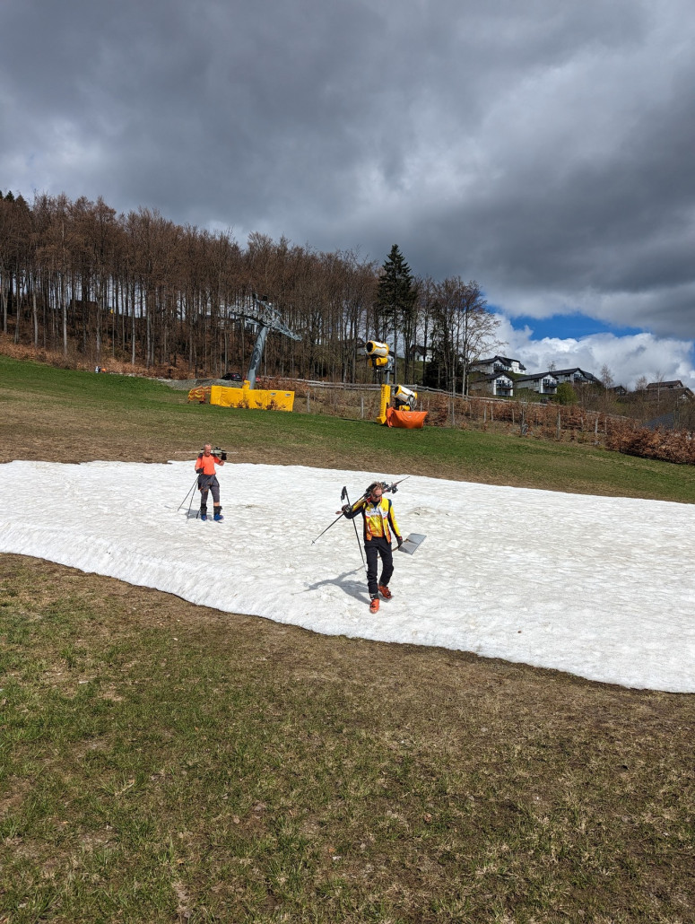Abstieg über das Schneefeld am Kinderland, das nur Skimuff befuhr. Zwar groß, aber abfahrtstechnisch eher uninteressant.