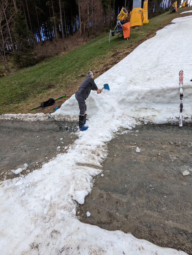 An der leider wenige Tage zuvor geräumten Poppenberg Hochalpenstraße wurde sogleich eine Skibrücke errichtet. Besonders schwierig war dabei die obere Rampe, die in den Gletscher getrieben werden musste.