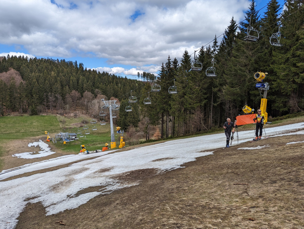 Meine beiden Mitstreiter am oberen Punkt der Hauptpiste (ca. 100m/26 hm), die aus ursprünglich 3 Schneefeldern bestand. Unten hatten wir ja eine Brücke gebaut, oben wurde nach Feststellung der Steinfreiheit ca. 1m über Gras gefahren.