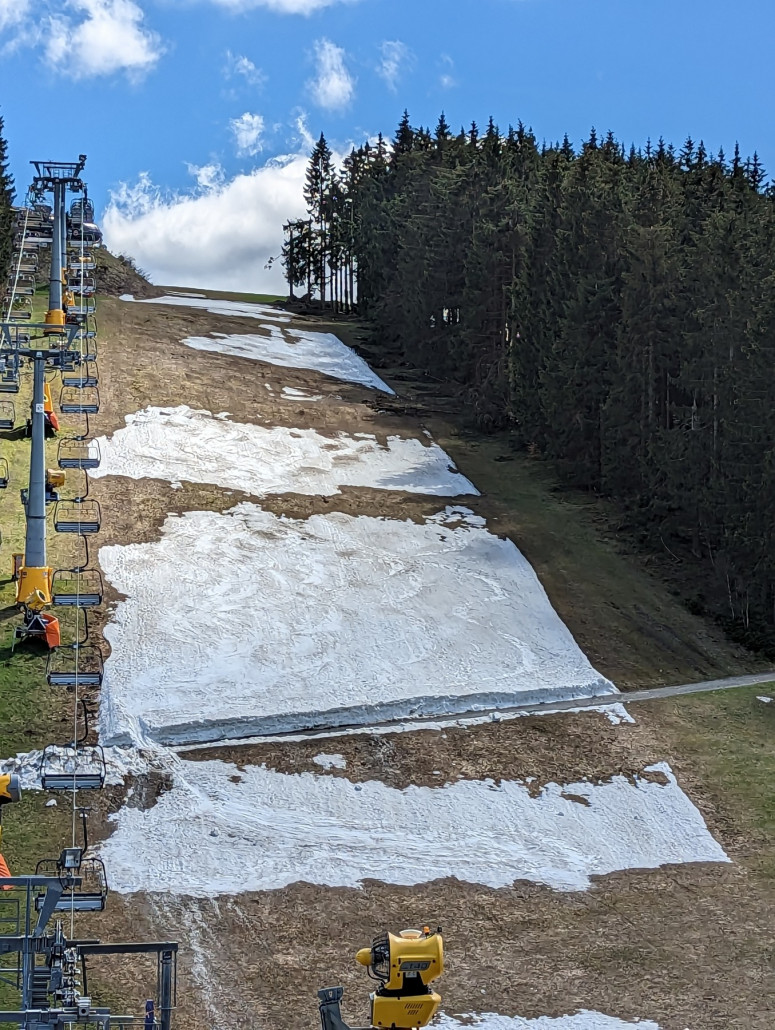 Schließlich ging es am Sürenberg entlang zurück zum Parkplatz, hier der Rückblick auf die Piste.