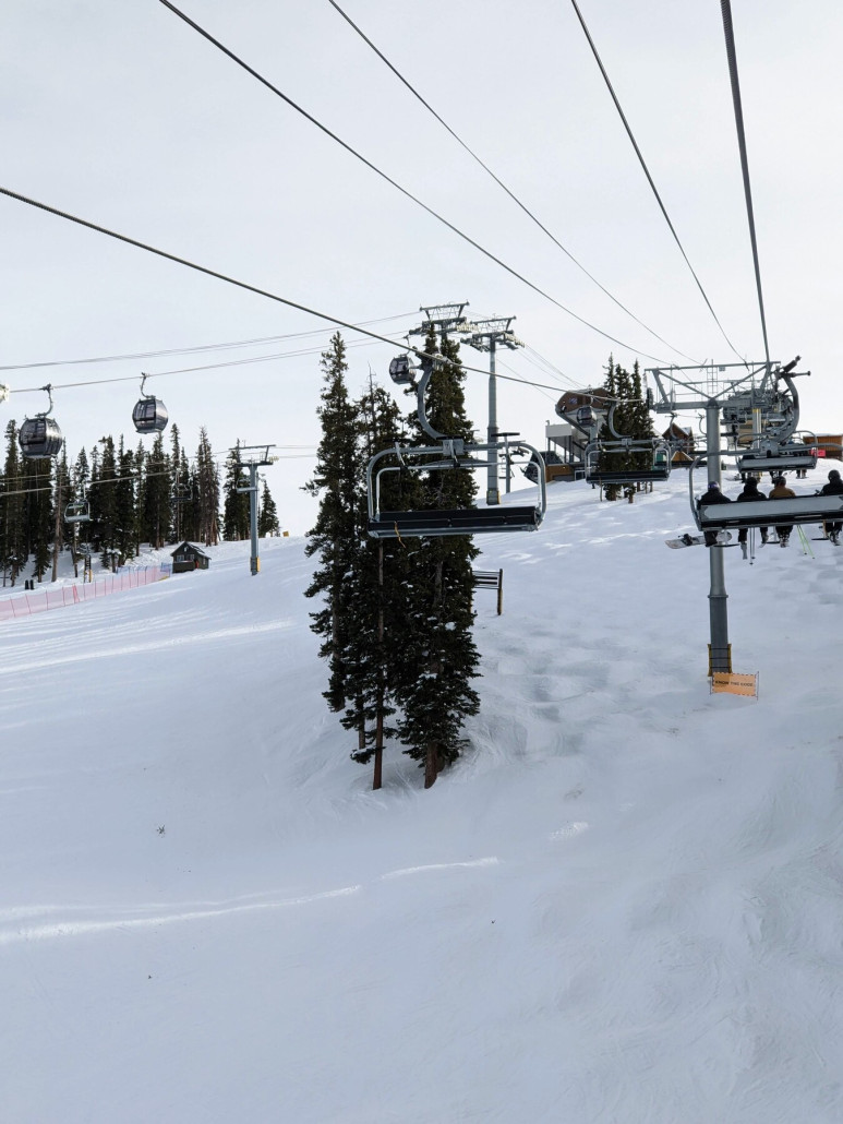 Schöne Liftkreuzungen am Dercum Mountain vor der Bergstation