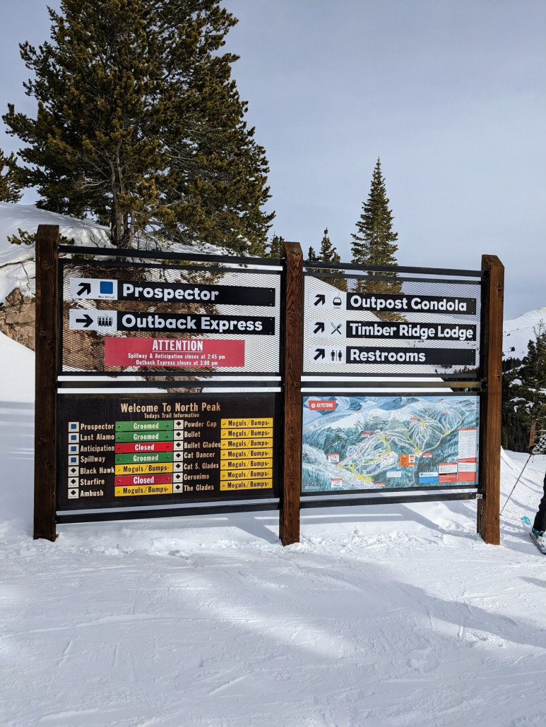 Mir gefallen diese Tafeln und Markierungen an den Stationen sehr. Das Design hat was altmodisches, ist aber dennoch sehr catchy!