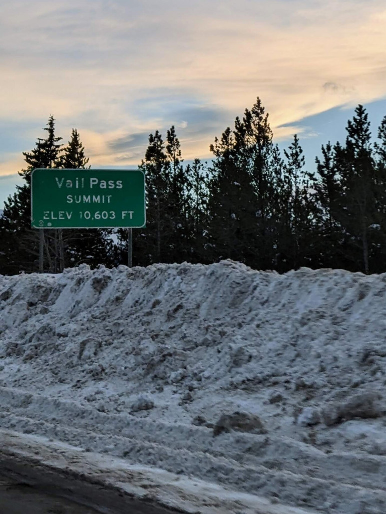 Vierspurige Autobahn auf 3'250 Meter über Meer