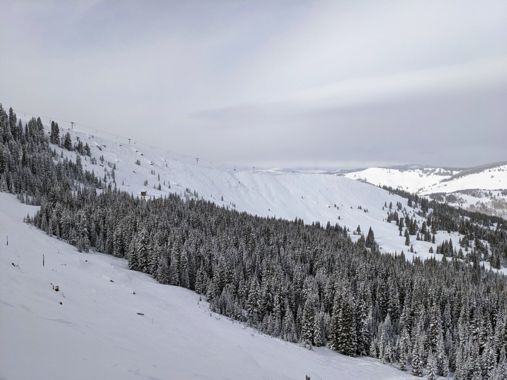 Blick von der Steep &amp; Deep hinüber zur Ridge und der Hauptbeschäftigungsanlage im Blue Sky Basin