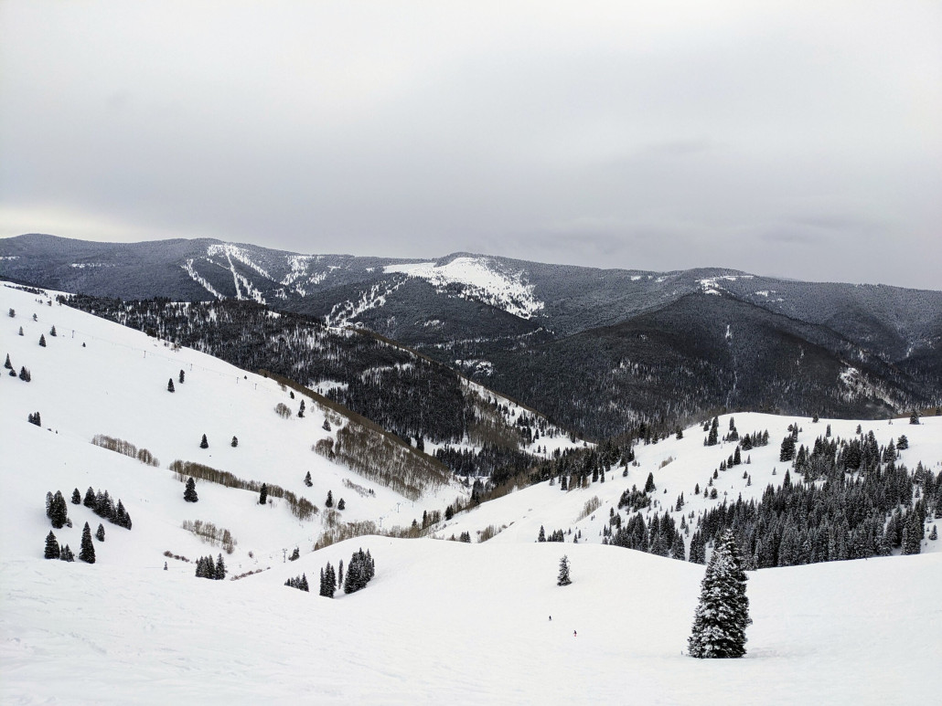 Blick von der Ptarmigan Ridge hinüber zum Blue Sky Basin