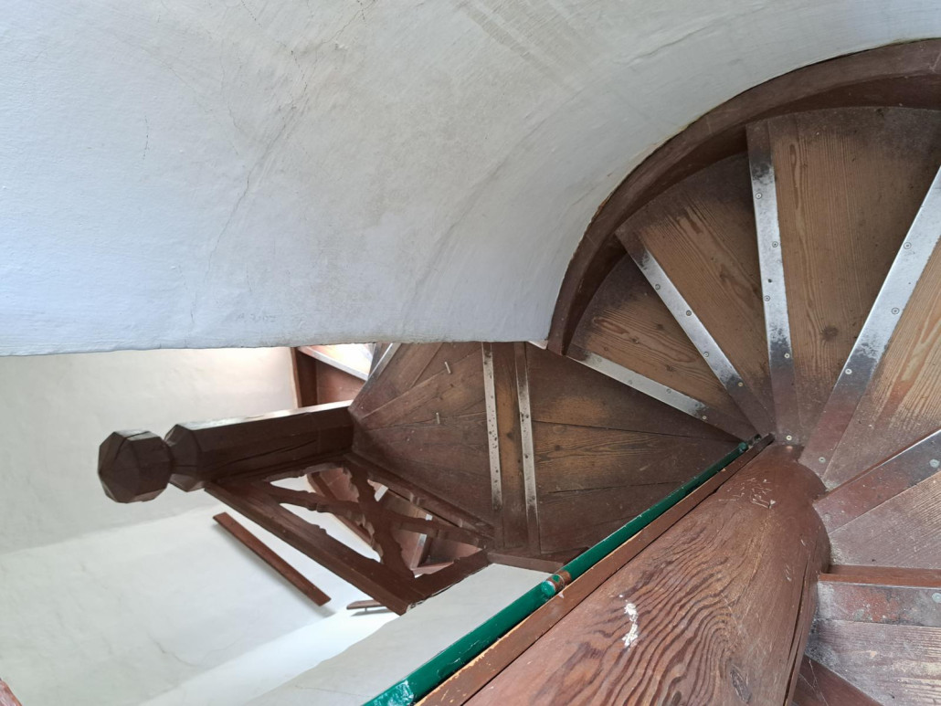 Steile Stiegen im Aussichtsturm.