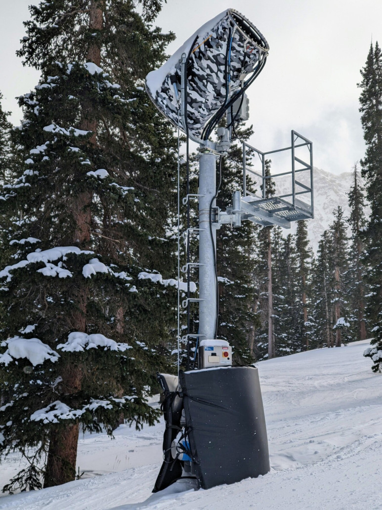 Getarnte Schneekanone auf der High Noon
