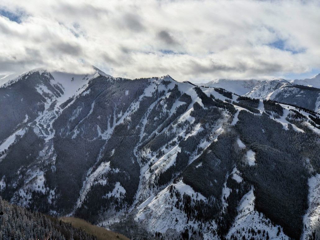 Blick vom Aspen Mountain rüber zur Highlands Bowl und den westseitigen blacks und double blacks am Deep Temerity Chair