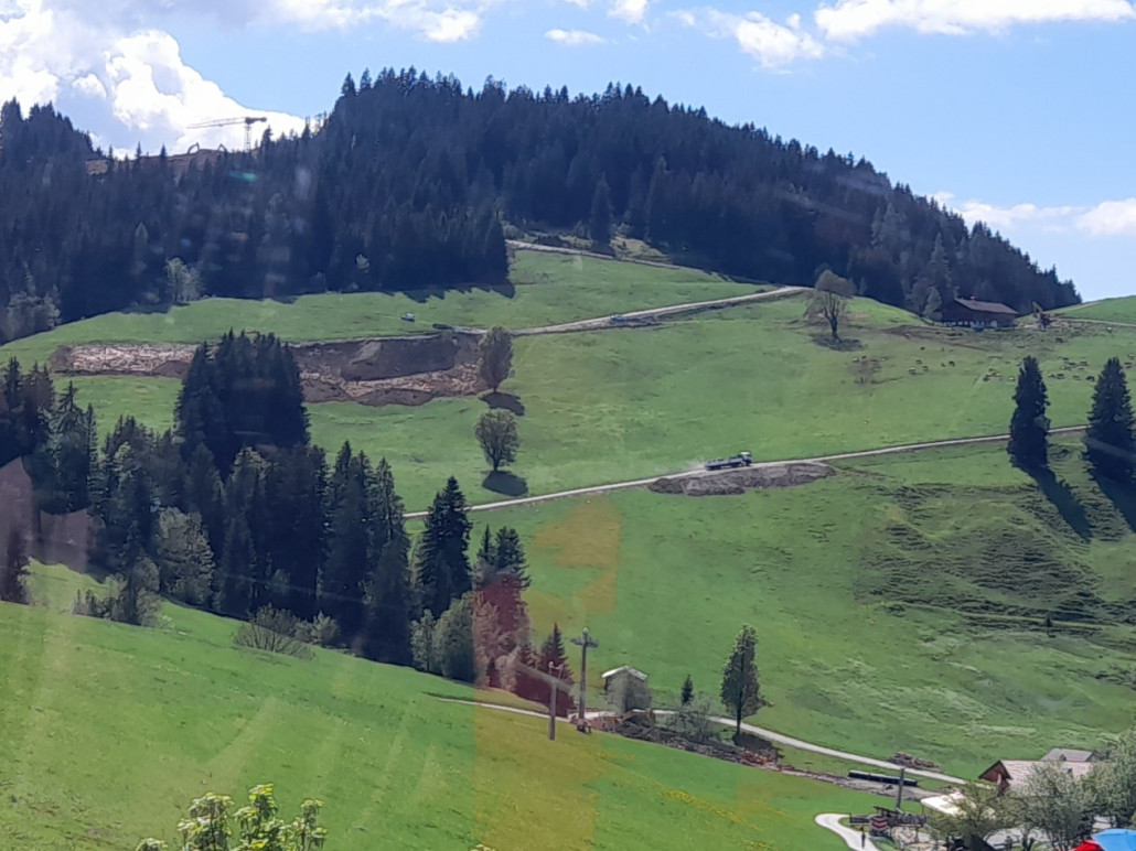 Im Bereich der Rinnerabfahrt, Crossstrecke und Verbindung zur DSB Kasbichl wird Material "verbaut"