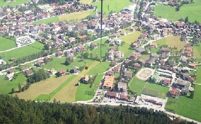 nach der Bahn steht wieder ein hoher Mast. (rechts im Bild)<br />In Anschluß sollte dann das Umspannwerk folgen!