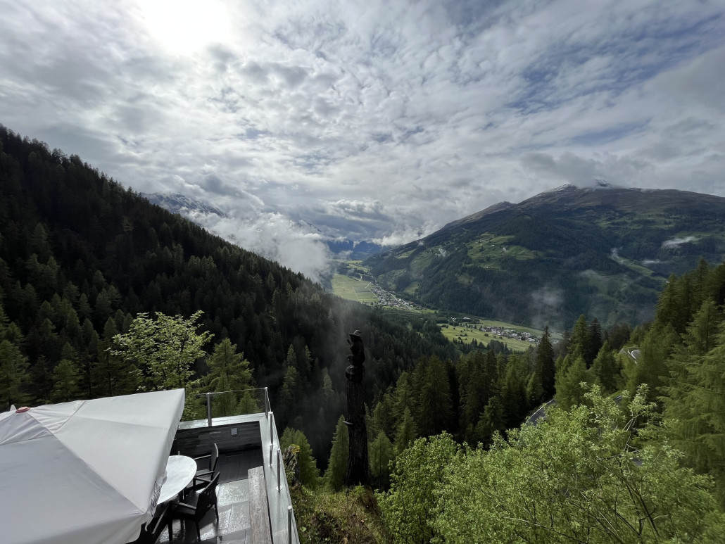 Hoch über dem Val Müstair, im Süden ist das Wetter seit Wochen viel schlechter als im Norden