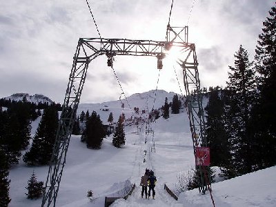 Typischer Typ C Doppelmayrlift. Man beachte die Telefonseile und Schalterseile oben auf der Stütze.