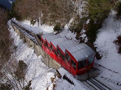 Länge 1361 Meter 700 Höhenmeter. Kapazität 830p/h