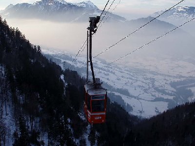 Die Letzte Analge. Warum hat man hier nur eine 15PB gebaut statt einer 60er oder mehr?? Luftseilbahn Morschach-Stoos. Extrem Windanfällig. Vor allem im Föntal Nummer 1
