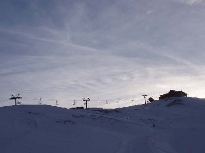Man beachte die abgeblasenen Stellen. Bergstation Fronalpstock mit neuem Restaurant