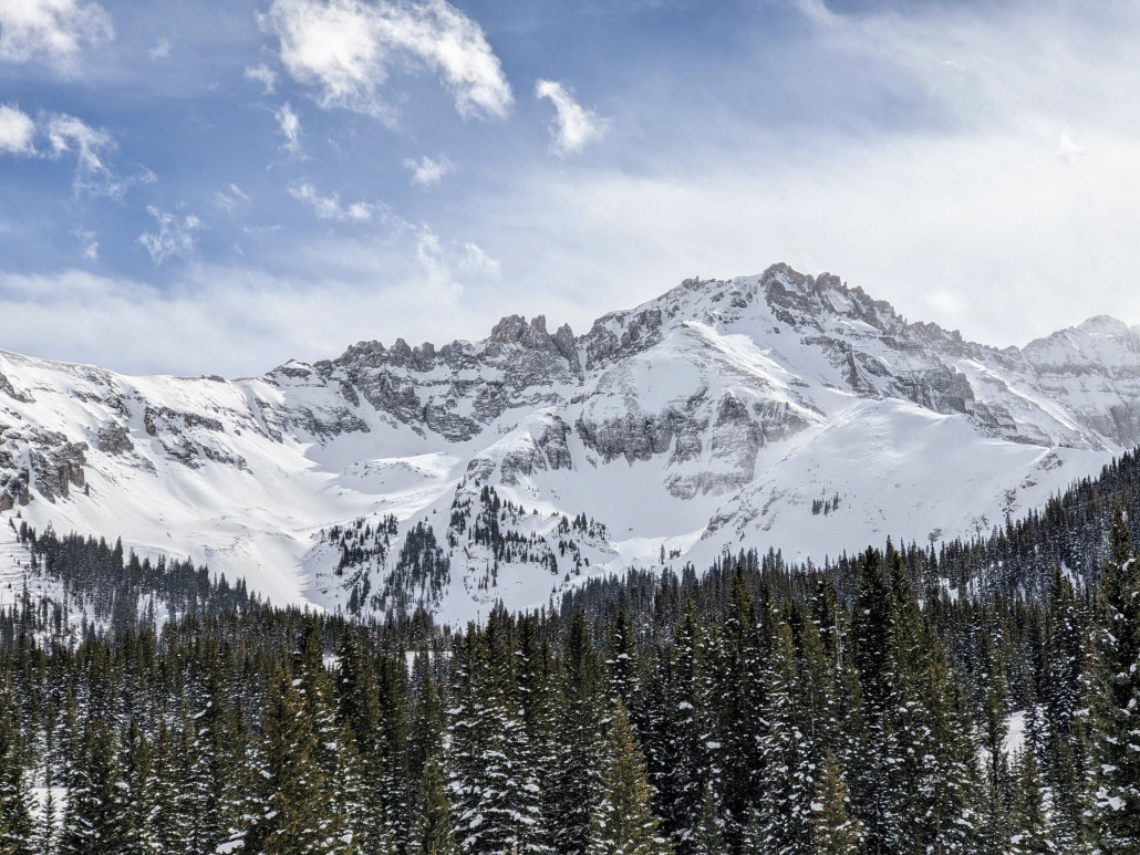 Gold Hill Chutes (links) und Palmyra Peak (rechts). Ziemlich abgeblasen.