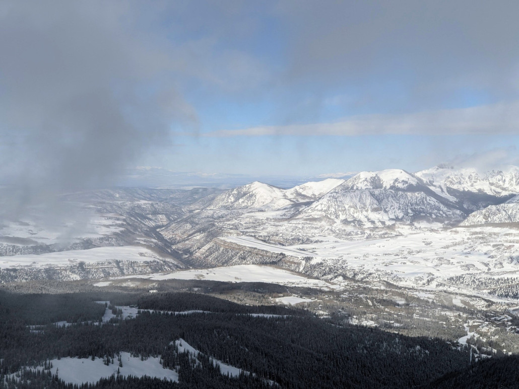 Zoom vom höchsten Punkt der Revelation Bowl zum Flughafen TEX