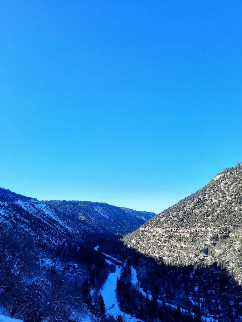 Hier sind wir im Knight Canyon zwischen Placerville und Norwood. Menschenleere, kein Handyempfang und schöne Abendstimmung. Nordseitige Schattenhänge schneebedeckt, Rest schneefrei. Hier liegt nur noch sehr sehr wenig Schnee