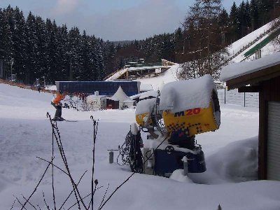 man muss halt nur nach rechts schaun da steht er hinter der Techno-Alpin