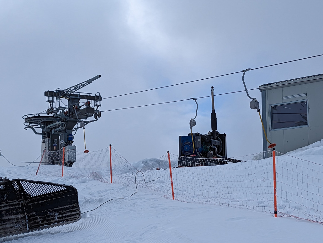 Cristallo mit neuem, offen stehenden Dieselgenerator.