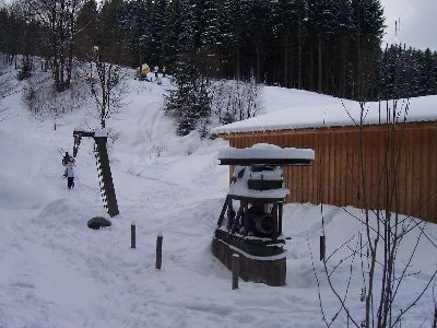 Es gibt doch echt welche, die dem schrtottreifen parallelhang-lift nachtrauern und dessen Trasse ablaufen. Er ist ja bekanntlich durch den Quick-Jet ersetzt worden!  :D