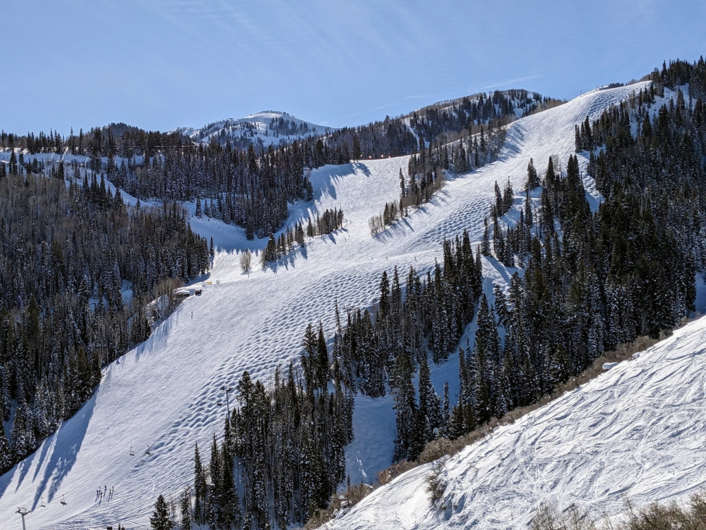 Auf dem Super Condor Express mit Blick auf den Sun Peak Express und die tolle Eclipse-Piste