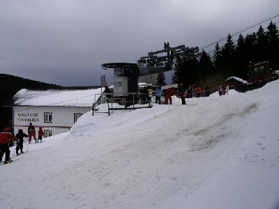 Talstation des SL Wechsellift 2, links der Gasthof Fernblick