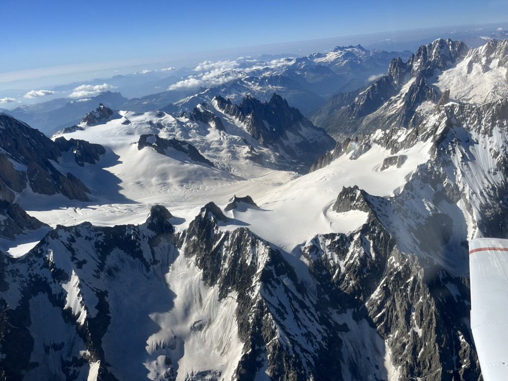 Schwer zu erkennen: Die Panorama-Gondel Aguille du Midi - Helbronner