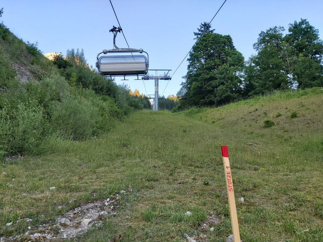 Die erste neue Stütze einnige Meter nach der jetzigen. Etwas Material wird man hier abbaggern müssen.