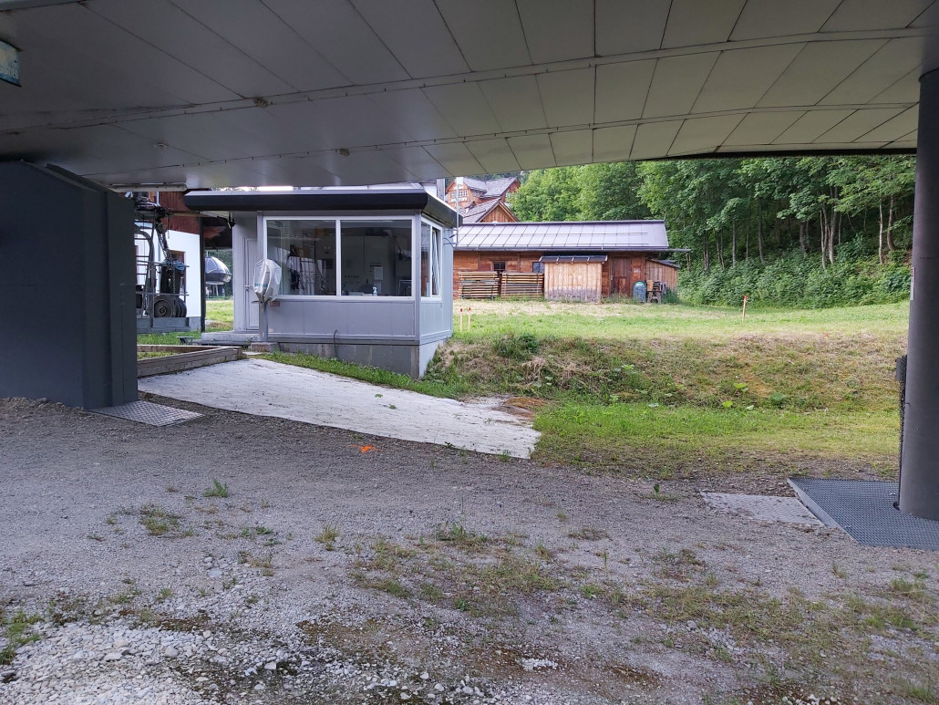 Auch hier noch ein oranges Kreuz am Boden.