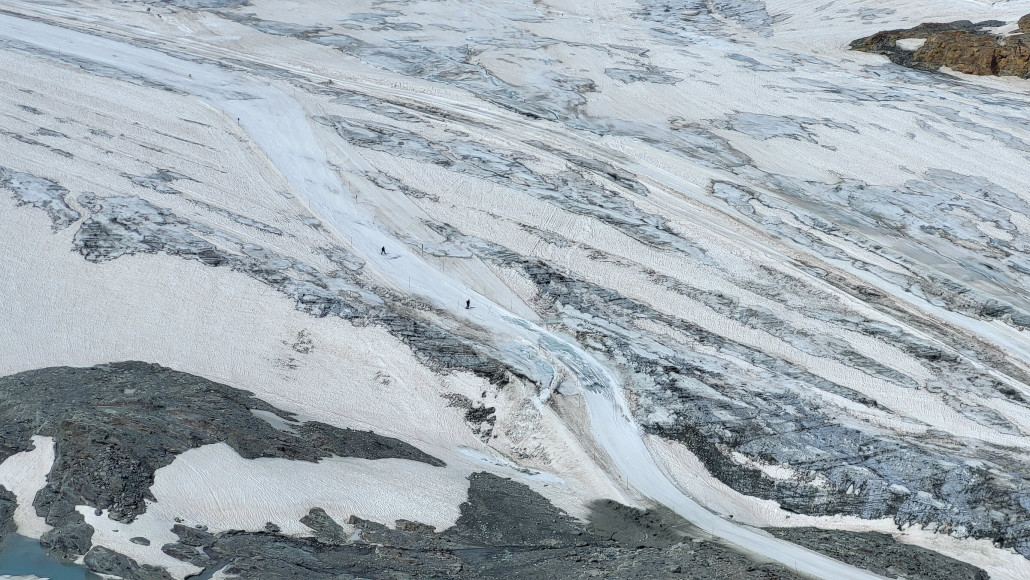 Sehr dämlich: Genau an der einzigen Stelle, wo man Schuss holen muss, sammelt sich viel Wasser (und Anfänger). Aber man hält es trotzdem nicht für nötig, auf diese kleine Stelle mal nen Meter Schnee zu schieben (in Tignes und Iseran wurden die letzten Tage häufig Pisten mit frischem Schnee versorgt). Gab an der Stelle heute auch Stürze mit leichten Verletzungen. Wäre einfach vermeidbar.