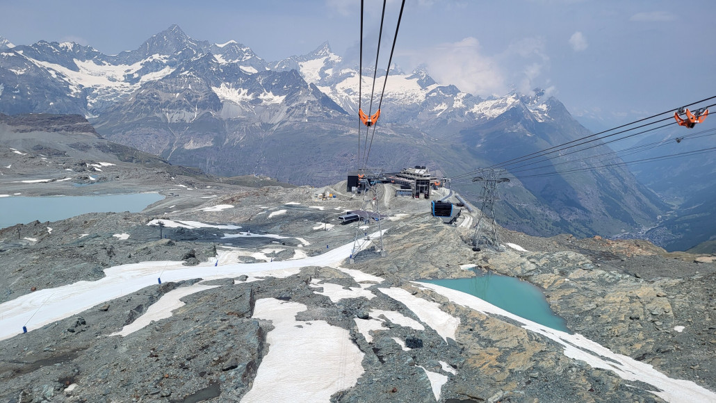 Viel Schnee ist nicht mehr übrig. Schade, dass man weiterhin nicht den unteren Eingang öffnet, mehr Gummimatten verlegt (meine Skischuhe haben auf den Steinen heute stark gelitten) oder das vorhandene Förderband einschaltet. So heißt es bei jeder Abfahrt viel vermeidbares Laufen.