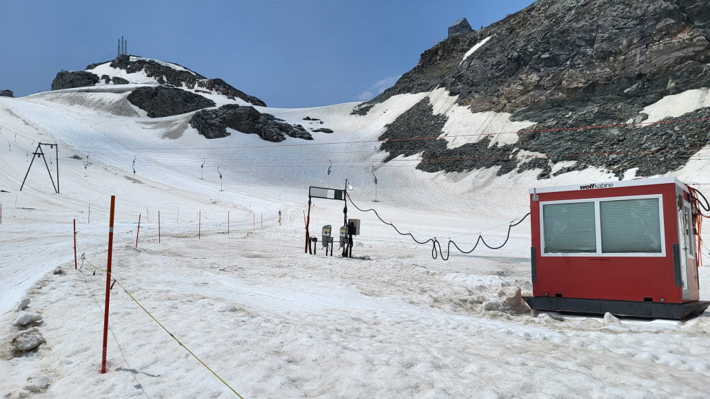 Testa als offen gekennzeichnet. Hier ließ sich aber niemand blicken und wird diesen Sommer sicher nicht nochmal aufgehen (würde aber lauffreie Abfahrten ermöglichen).